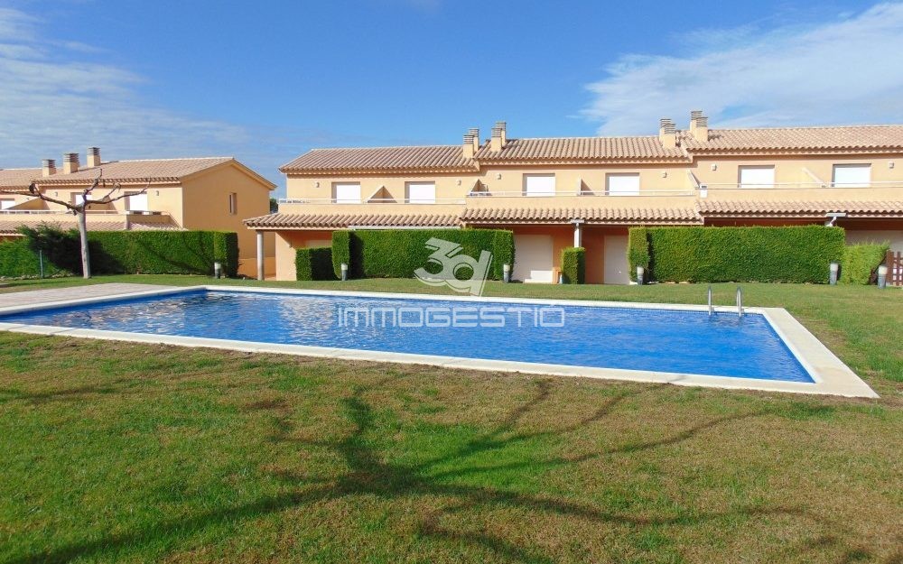 House with garden and community pool