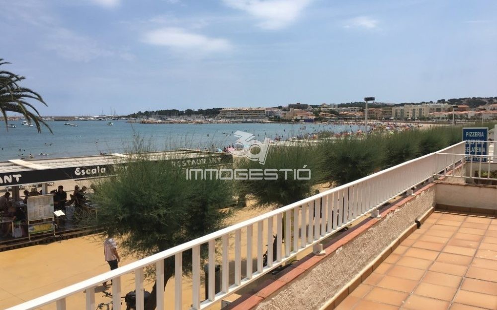 Sea front apartment with sun terraces
