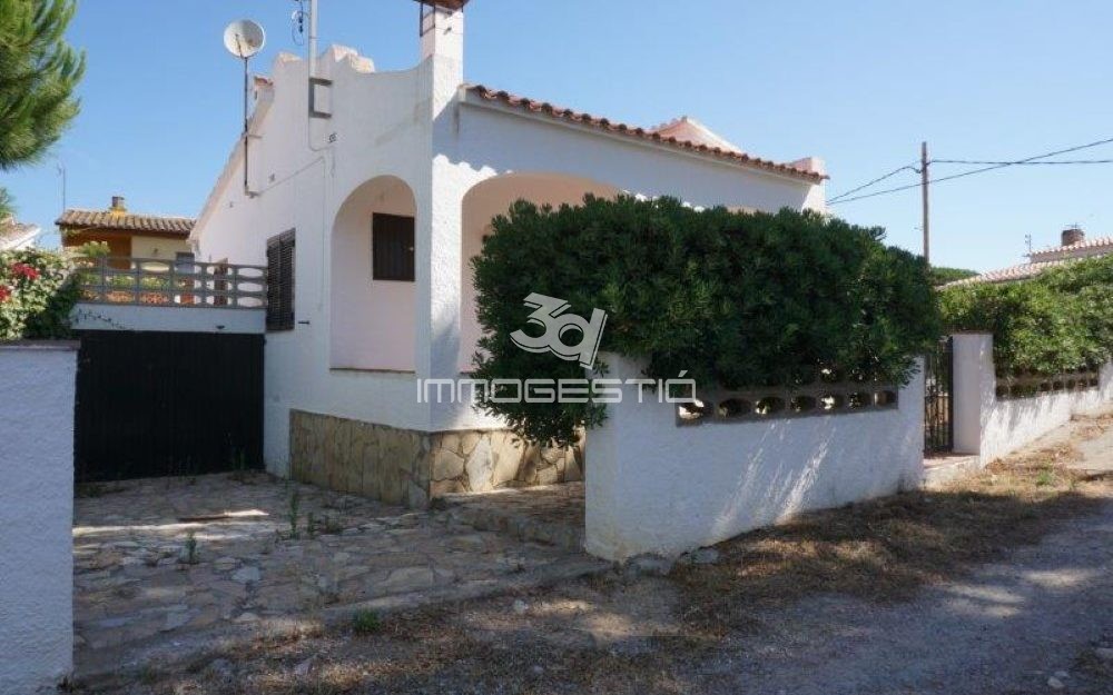 Casa de planta baixa amb garatge a prop de la platja