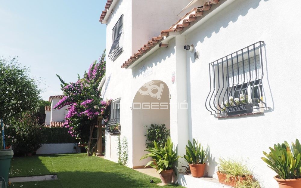 Casa amb jardí i piscina comunitària a Montgó