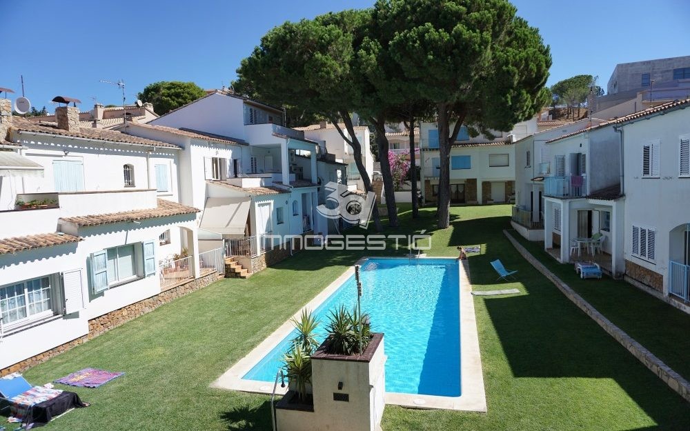 Maison avec piscine communautaire