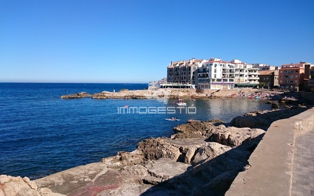 1ère ligne de mer dans le vieux quartier