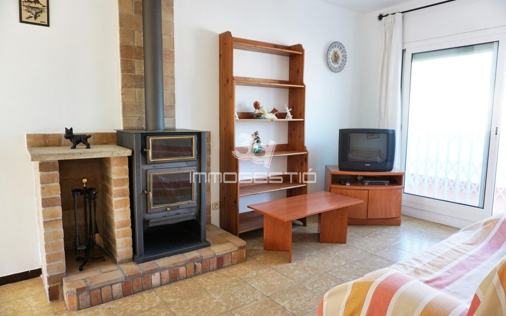 2 bed apartment with private garage in L’Escala