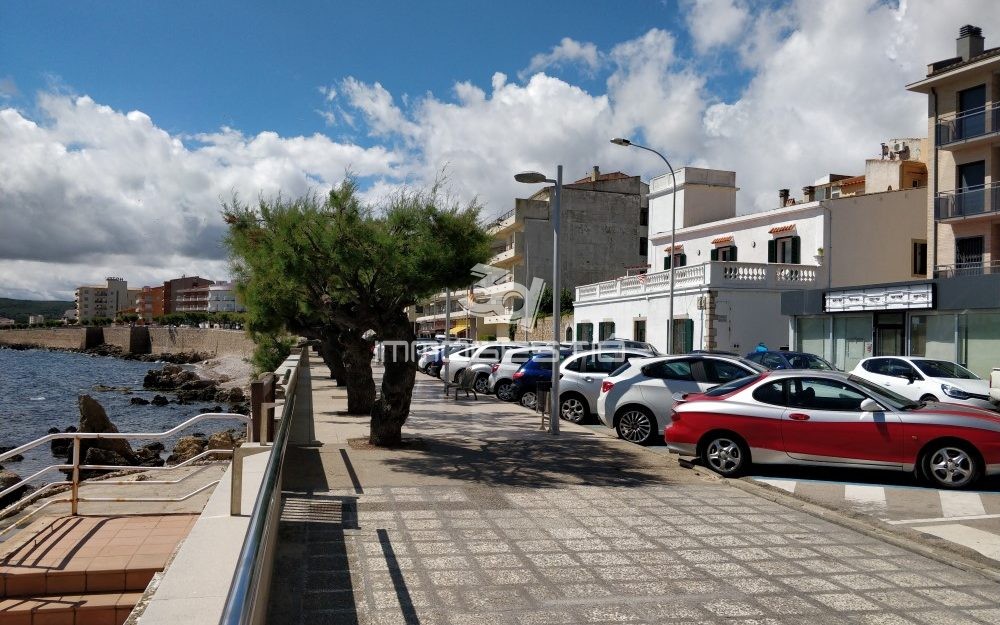 Local commercial dans le vieux quartier, en première ligne de mer