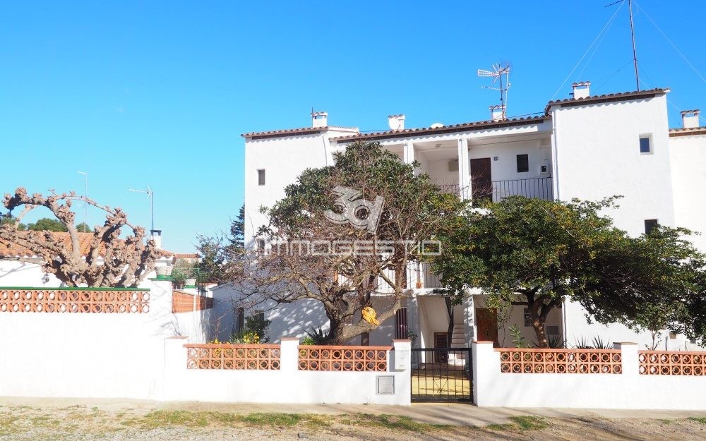 Estudi situat a 200m de la platja de Riells