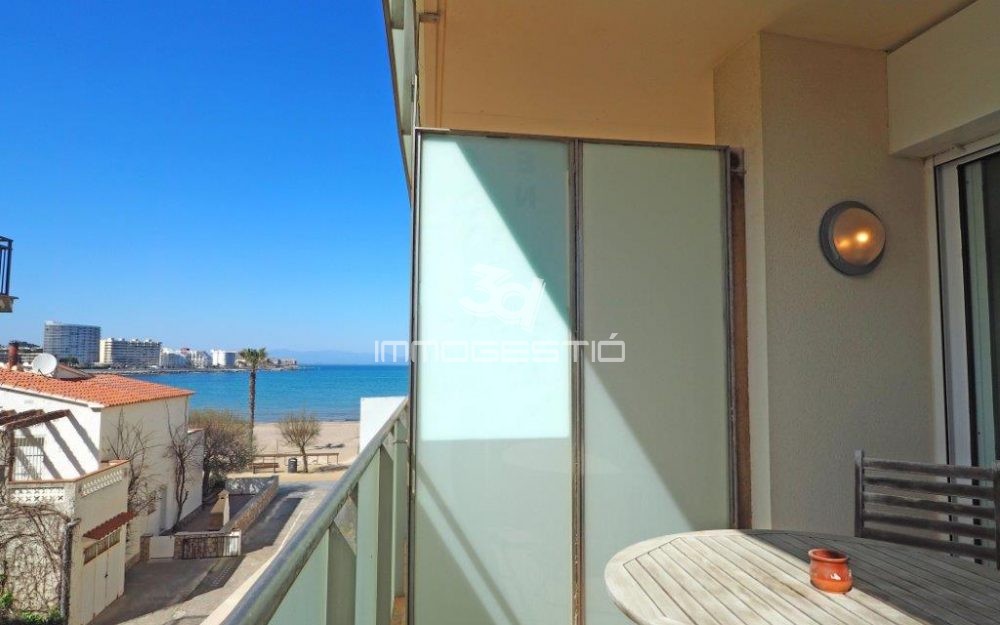 Apartament amb terrassa a 30m de la platja