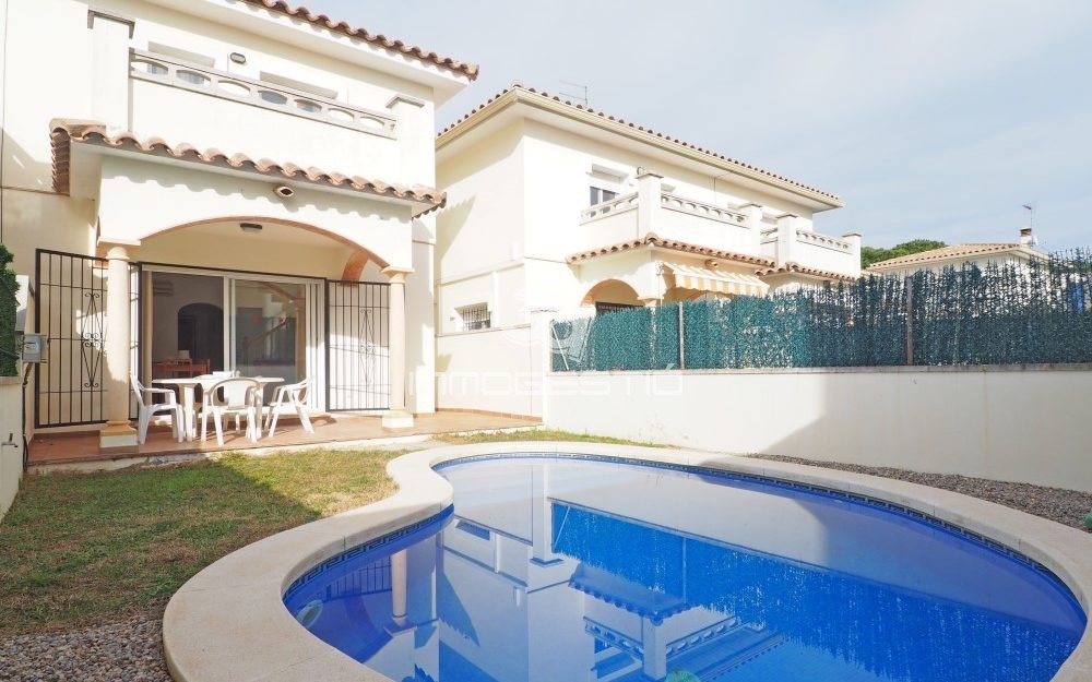 Recently build house with private pool and garage