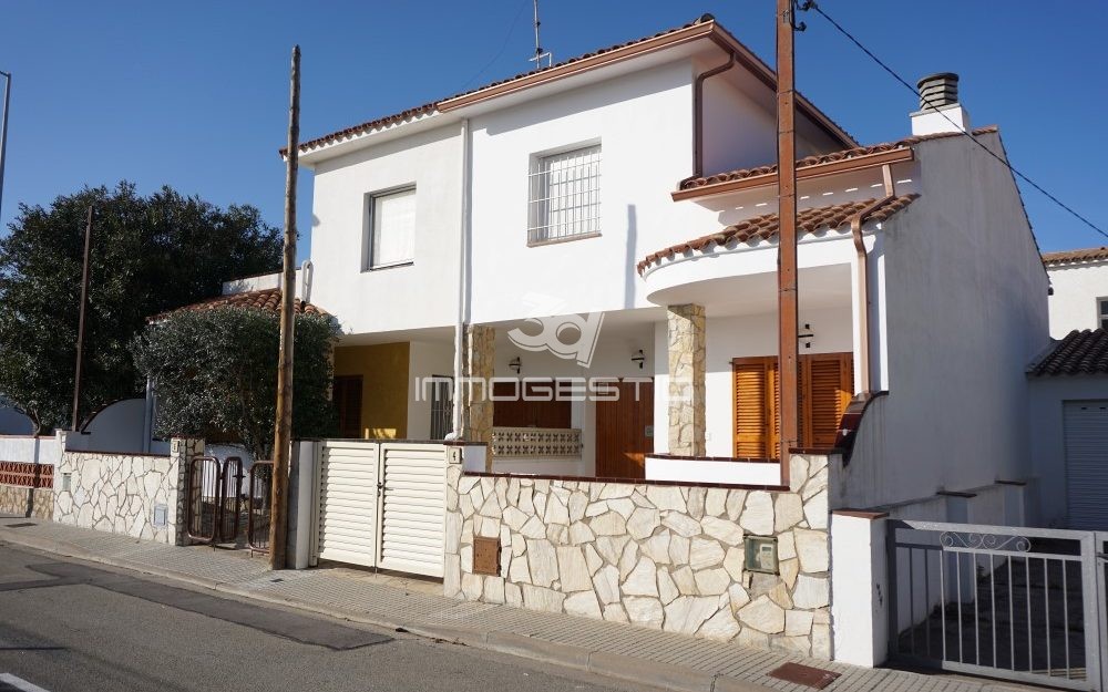 House with garage at 200m from Riells Beach