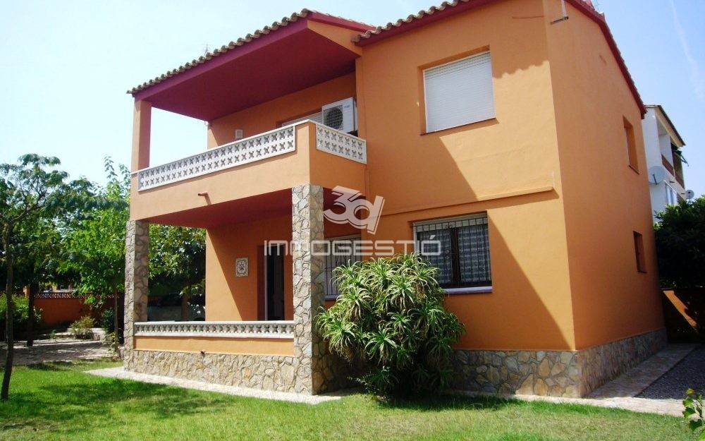 House with large garden at 400m from the beach