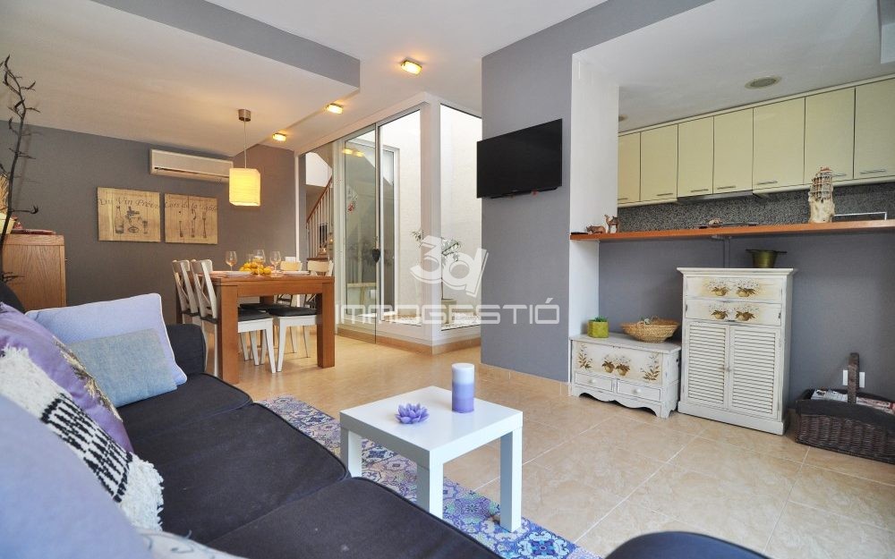 Casa amb jardí, piscina comunitària i garatge