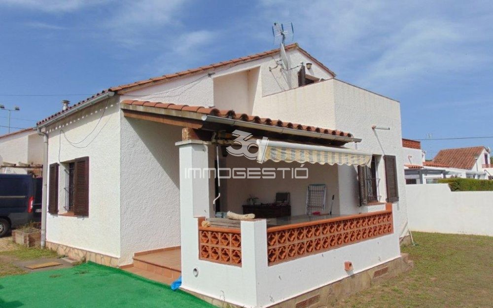 Casa amb jardí i garatge