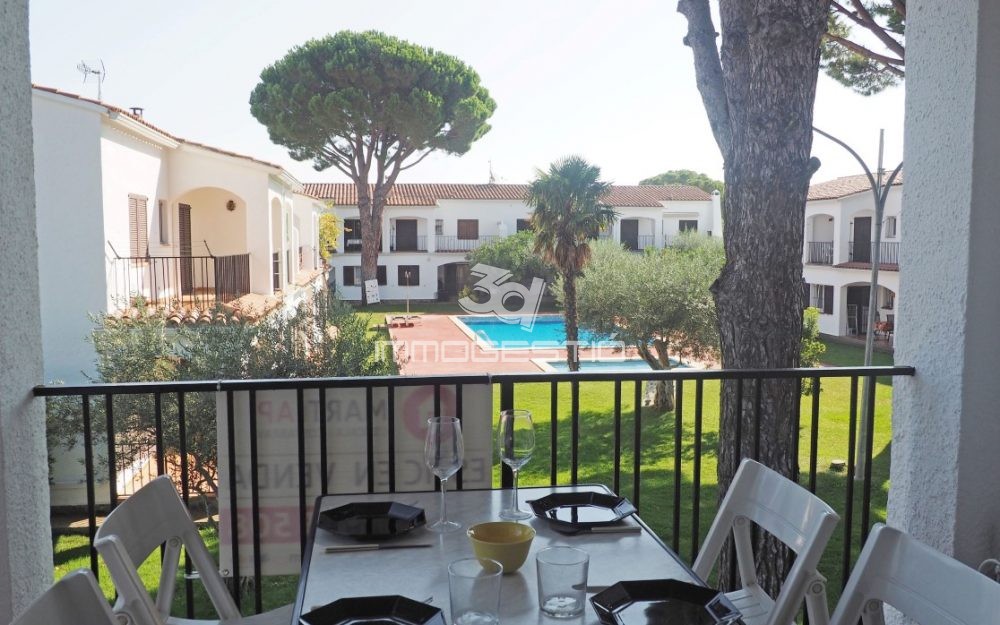 Apartamento con terraza y piscina