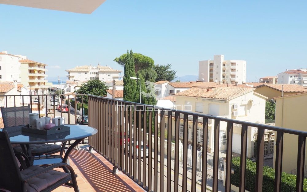 Apartamento reformado con terraza a pocos metros de la playa