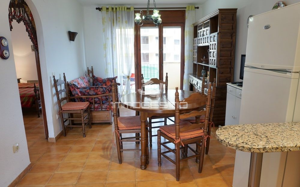 Apartamento con terraza y vistas parciales al mar