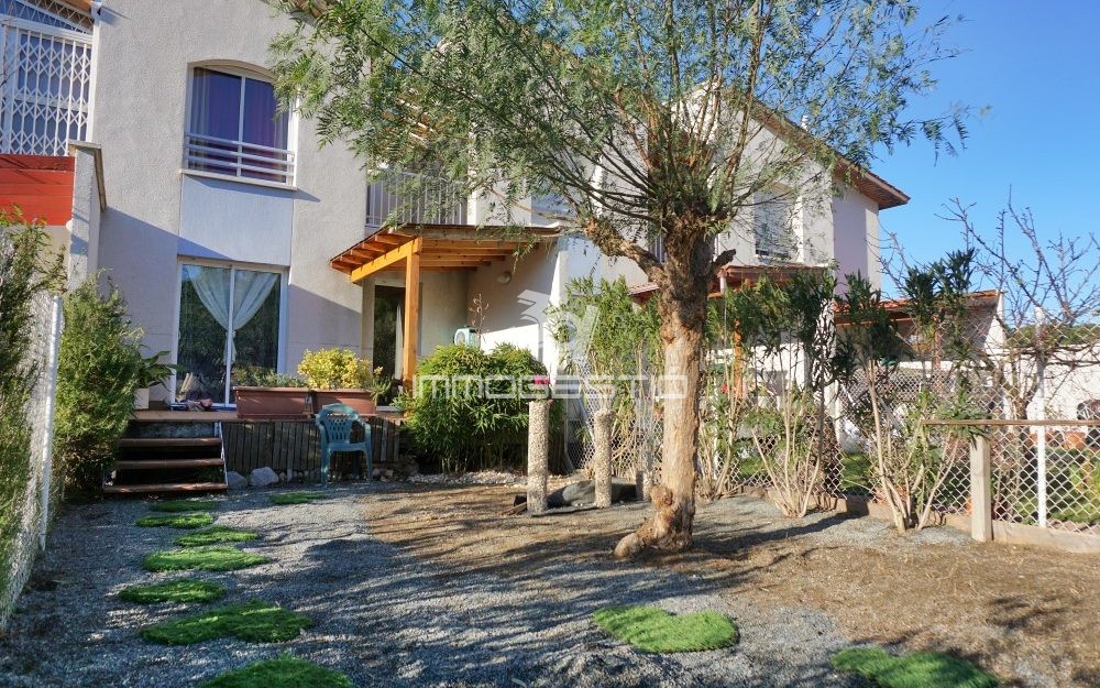 Casa amb jardí y piscina comunitària