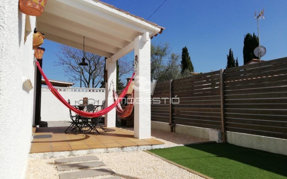 Casa reformada amb jardí privat