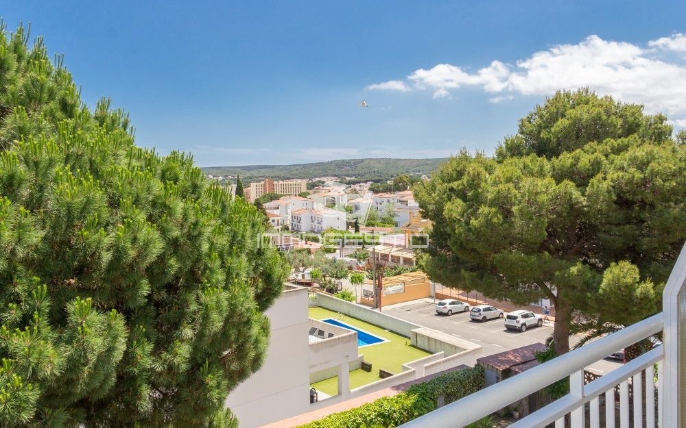 Apartament reformat amb terrassa i parking