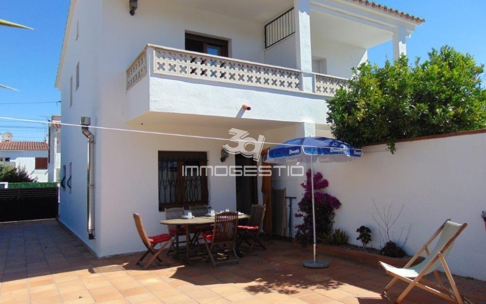 Casa reformada de 2 habitacions amb jardi