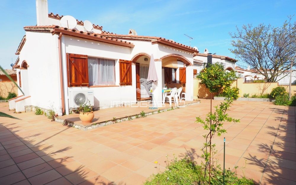 Casa de planta baixa amb ampli espai exterior