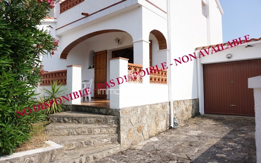 Casa con jardín y garaje cerca de la playa