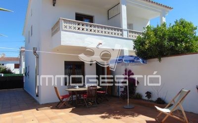 Casa reformada de 2 habitacions amb jardi