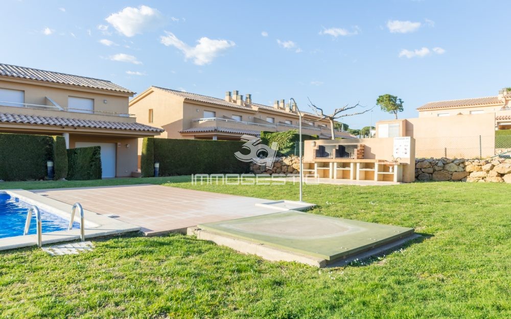 Maison avec jardin privé et piscine communautaire