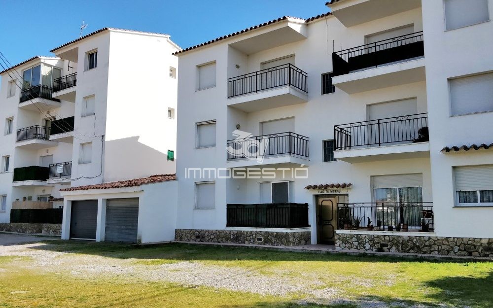 1rst floor apartment with terrace and parking space