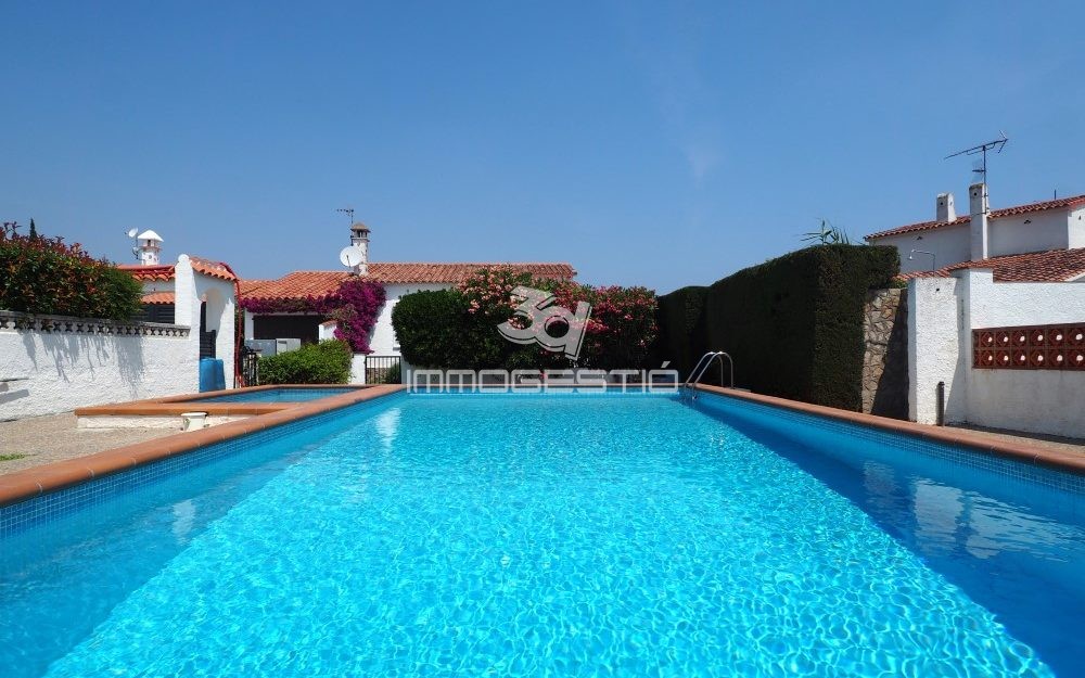 Nice ground floor house with garden and garage