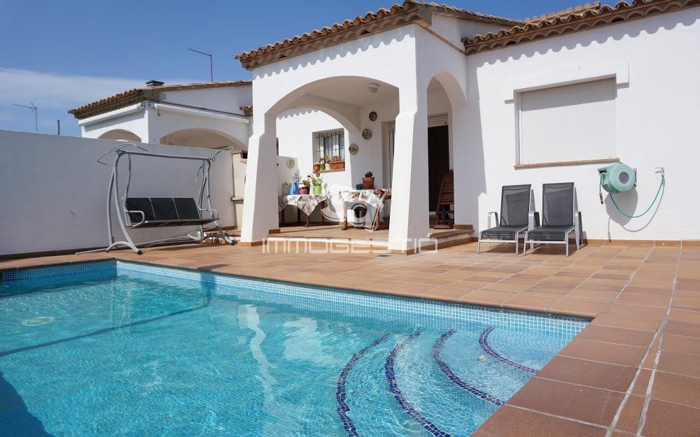 Ground floor villa with swimming pool and garage