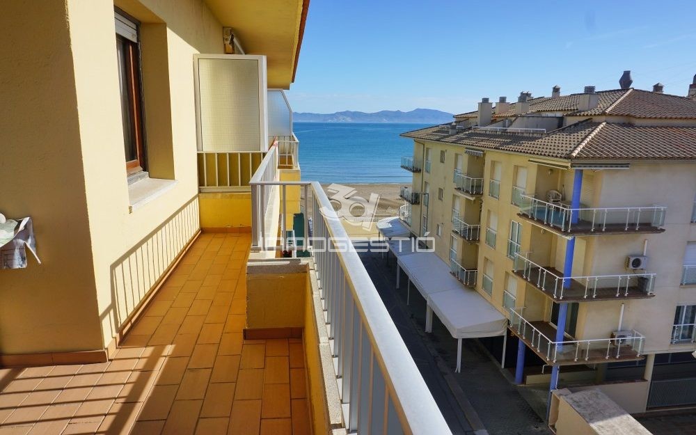 Apartament reformat amb terrassa a 30m de la platja