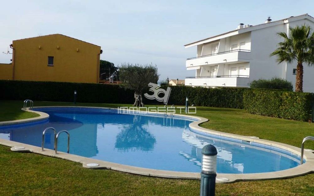 Apartamento duplex con terraza y piscina