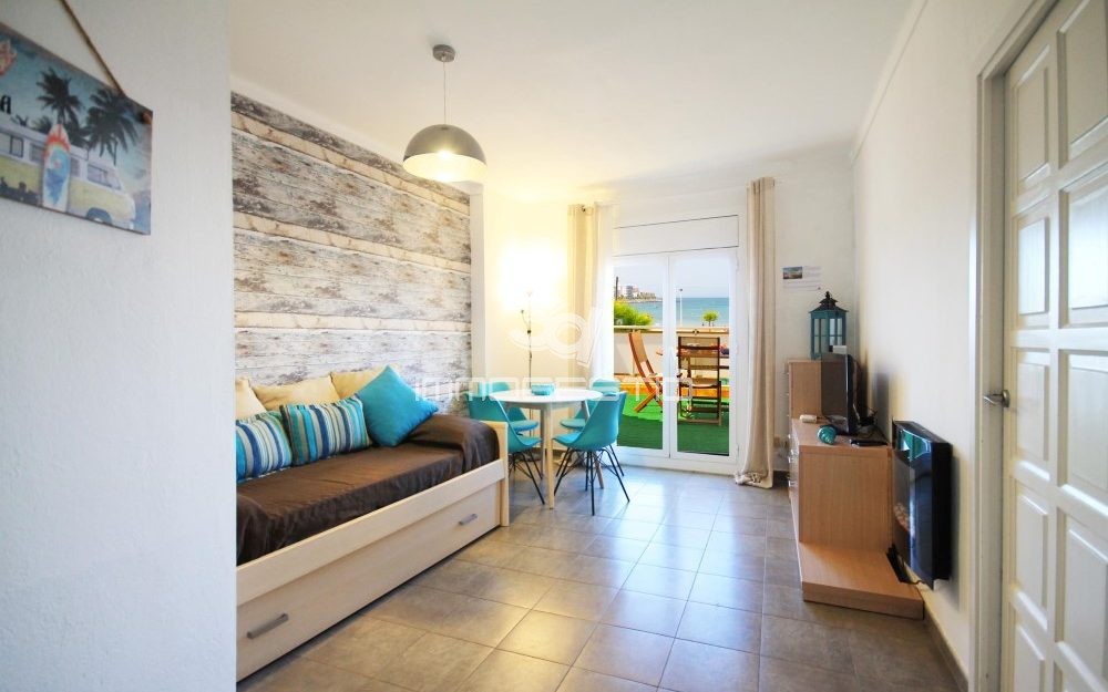 Apartamento reformado con terraza i vistas al mar