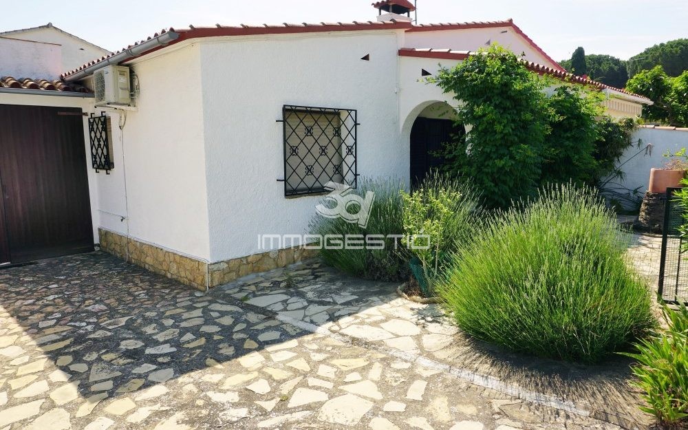 Casa de planta baja con jardín