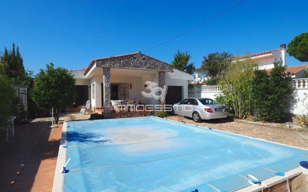 House with garden and private swimming pool